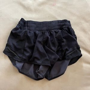 Black camo Hotty Hot Low-Rise Lined Short 2.5"